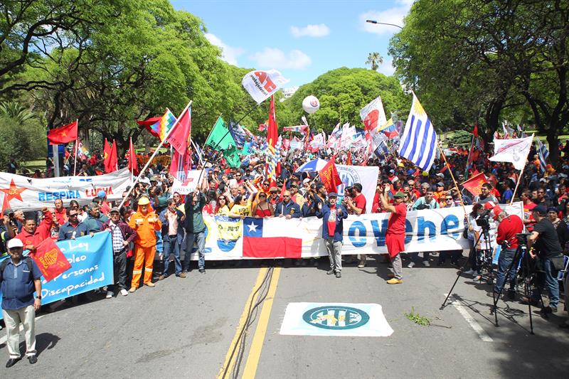  Ribuan pekerja serikat pekerja dari A.Latina di Uruguay melawan neoliberalisme