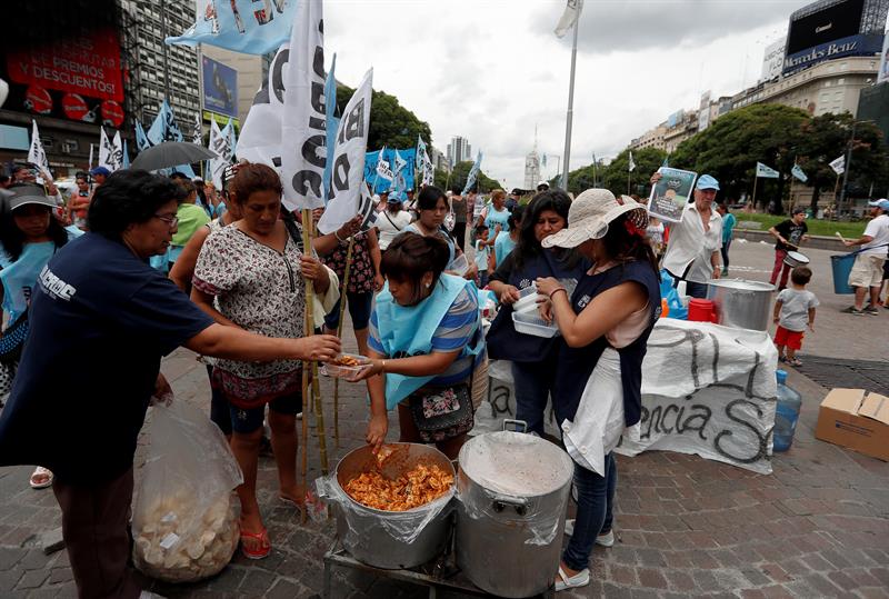  Kumpulan sosial di Argentina mengambil periuk di jalan dan membantah terhadap Macri