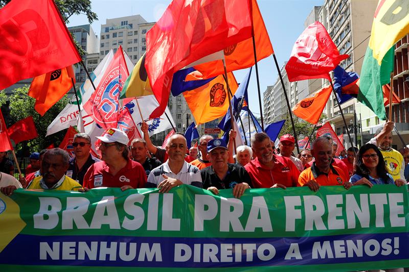  Brazil melancarkan pembaharuan buruh yang dibenci oleh kesatuan sekerja dan disambut oleh syarikat