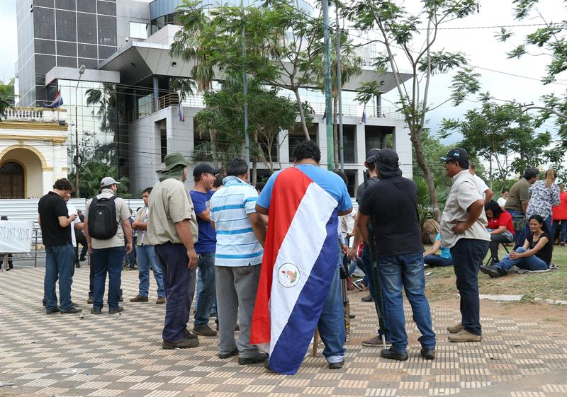  Kesatuan elektrik negeri Paraguay melihat "melambung" kos peningkatan dalam kakitangan