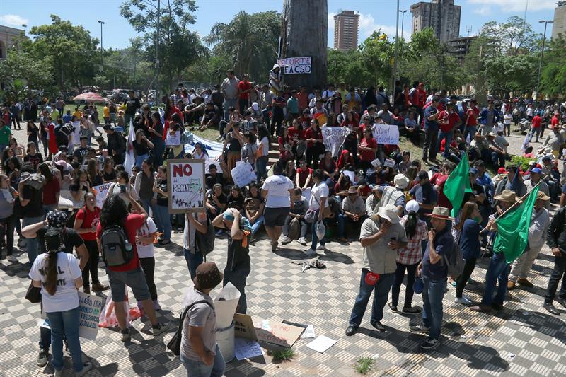  Protes guild sebelum Kongres Paraguay semasa kajian bajet