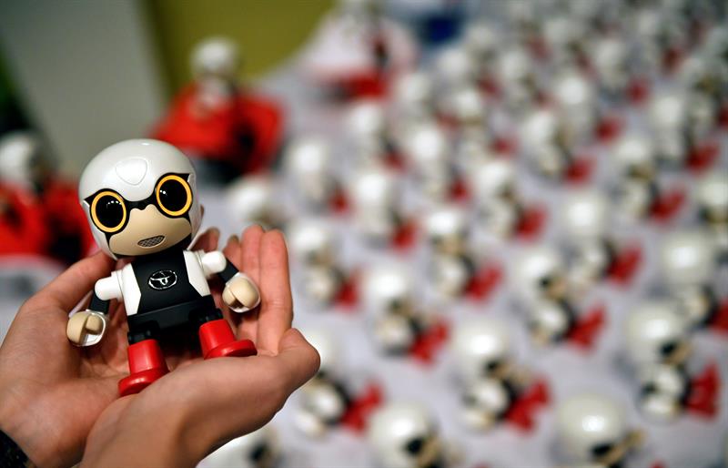  Toyota melancarkan Kirobo Mini, sebuah robot yang merevolusi perhubungan manusia