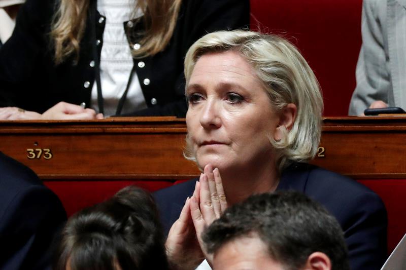  FN dan Marine Le Pen, bank dilucutkan, mengutuk operasi politik