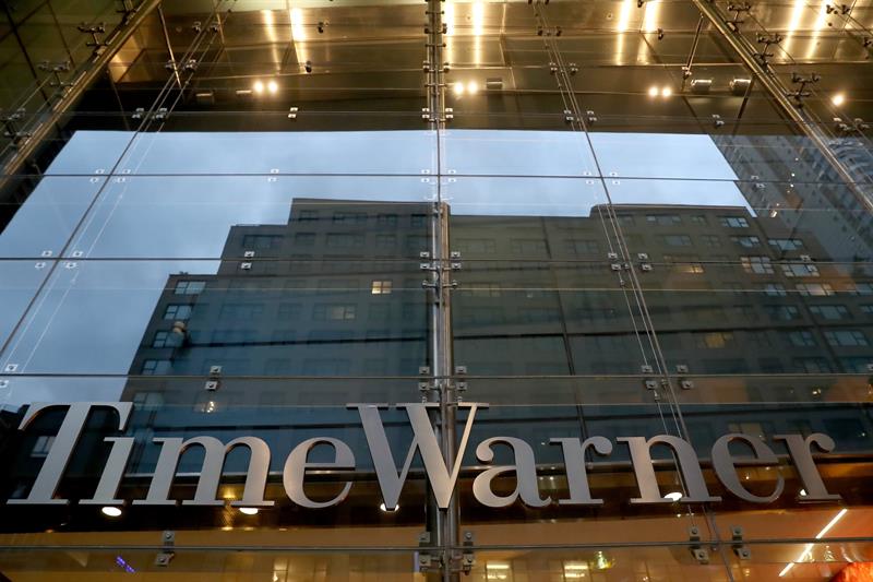  AT & T membela bahawa penggabungannya dengan Time Warner akan menurunkan harga televisyen